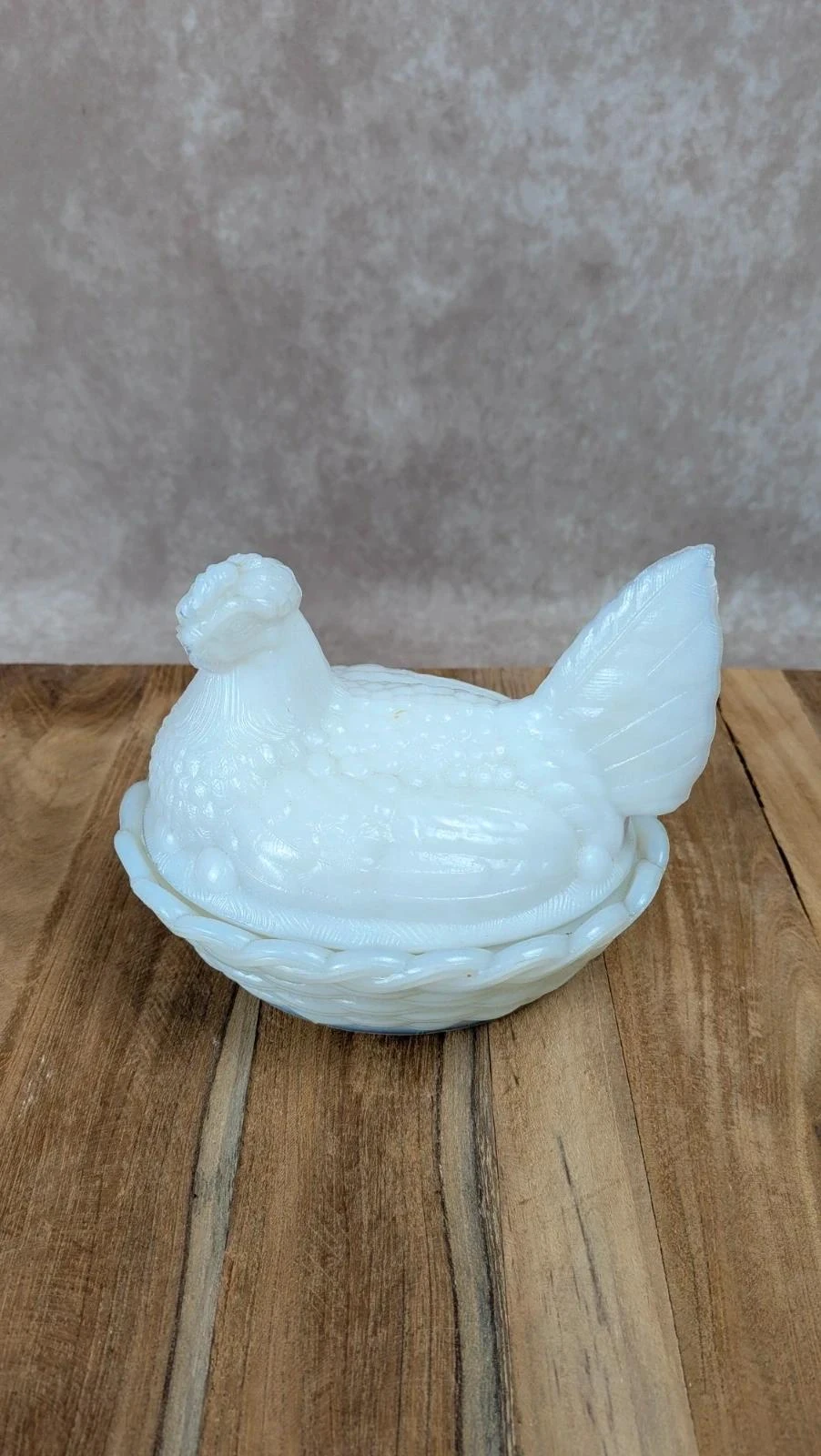 Poule sur panier en verre opalin blanc – marquée Sv